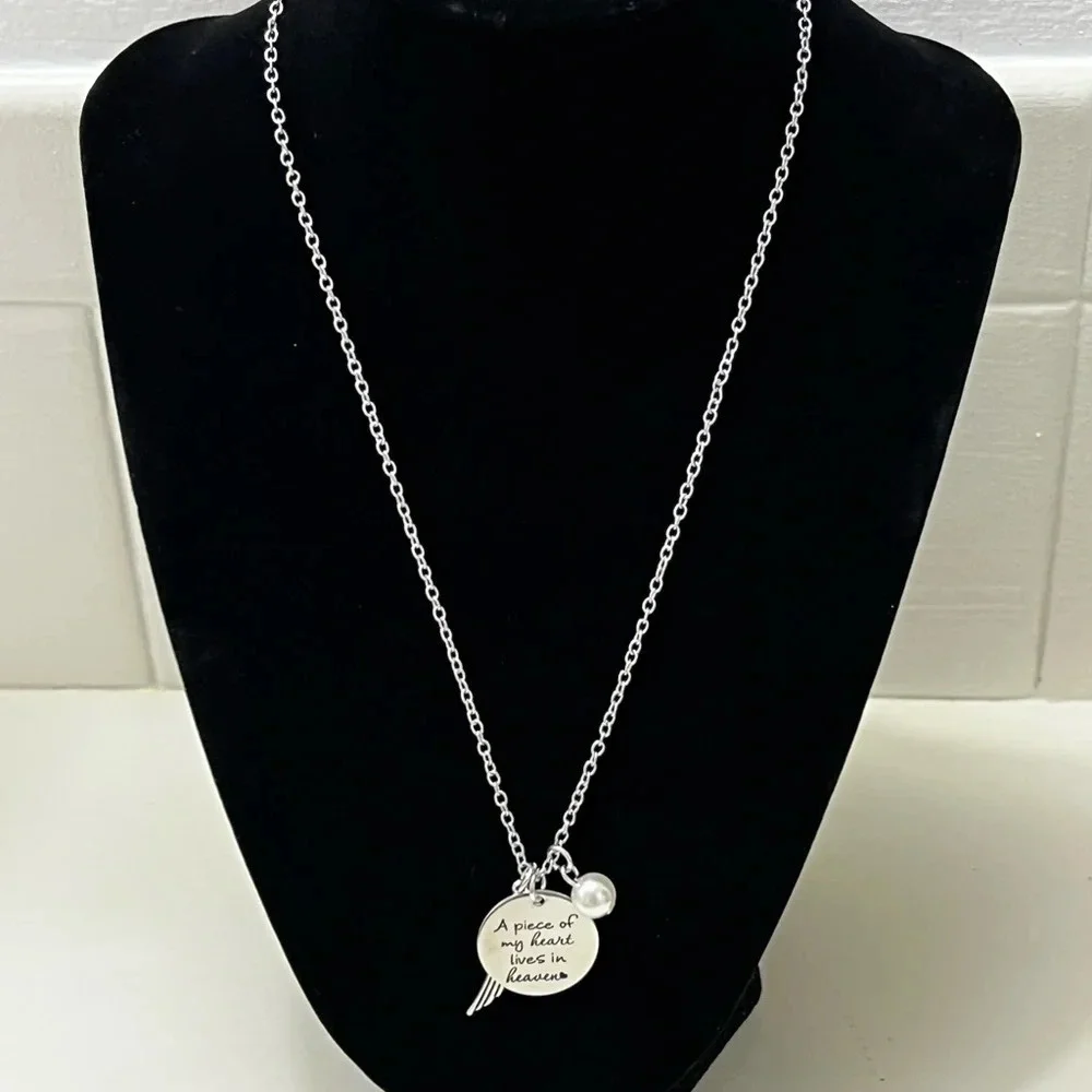 “A piece of my heart lives in heaven" necklace - Picture 2 of 8